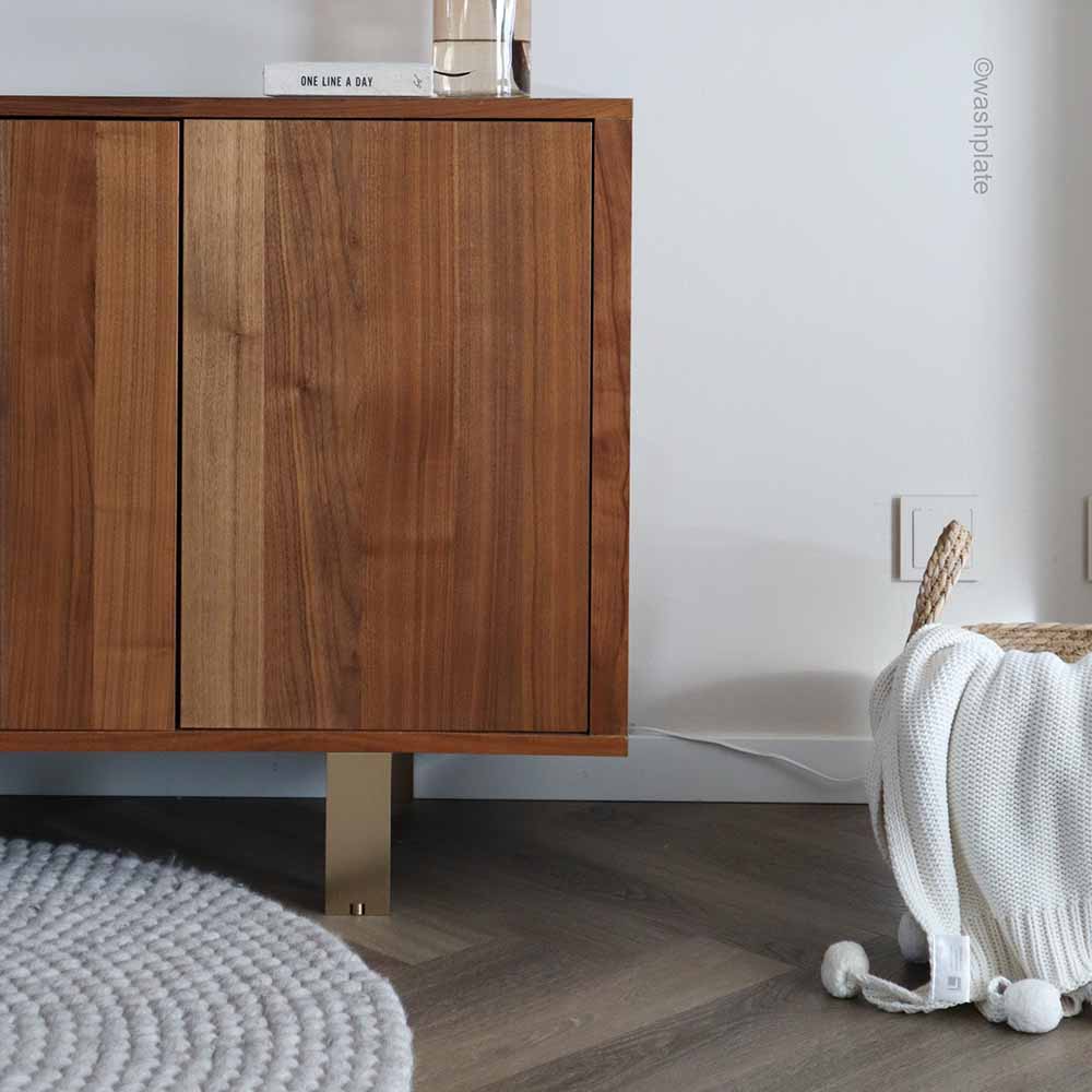 Möbelfüße aus mattem Metall für Tische und Schränke